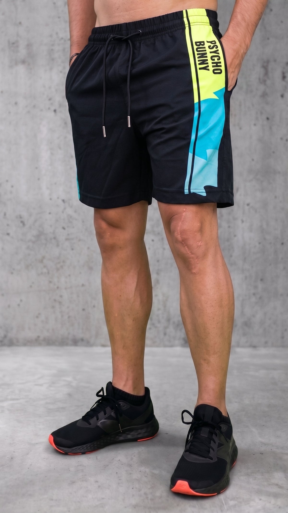 Bermuda casual negra hombre vista de lado diseño deportivo