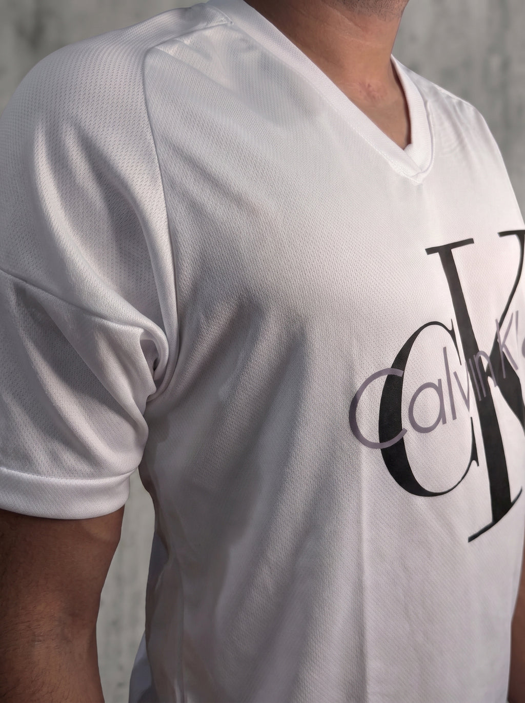 Camiseta Deportiva Blanca Hombre - Logo Tipográfico Negro