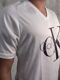 Camiseta Deportiva Blanca Hombre - Logo Tipográfico Negro