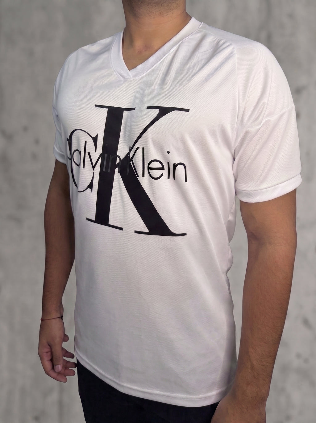 Camiseta Deportiva Blanca Hombre - Logo Tipográfico Negro