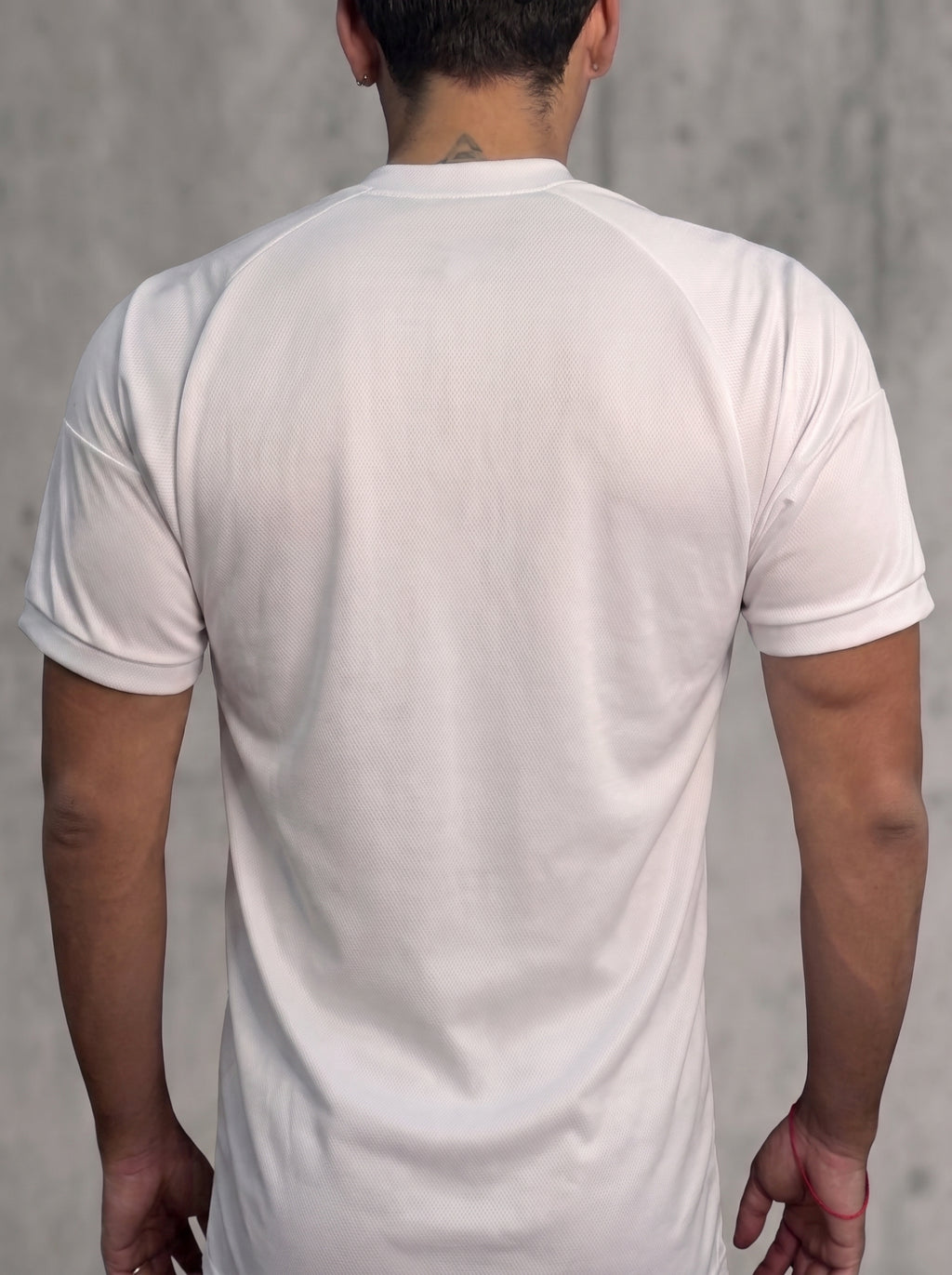 Camiseta Deportiva Blanca Hombre - Logo Tipográfico Negro