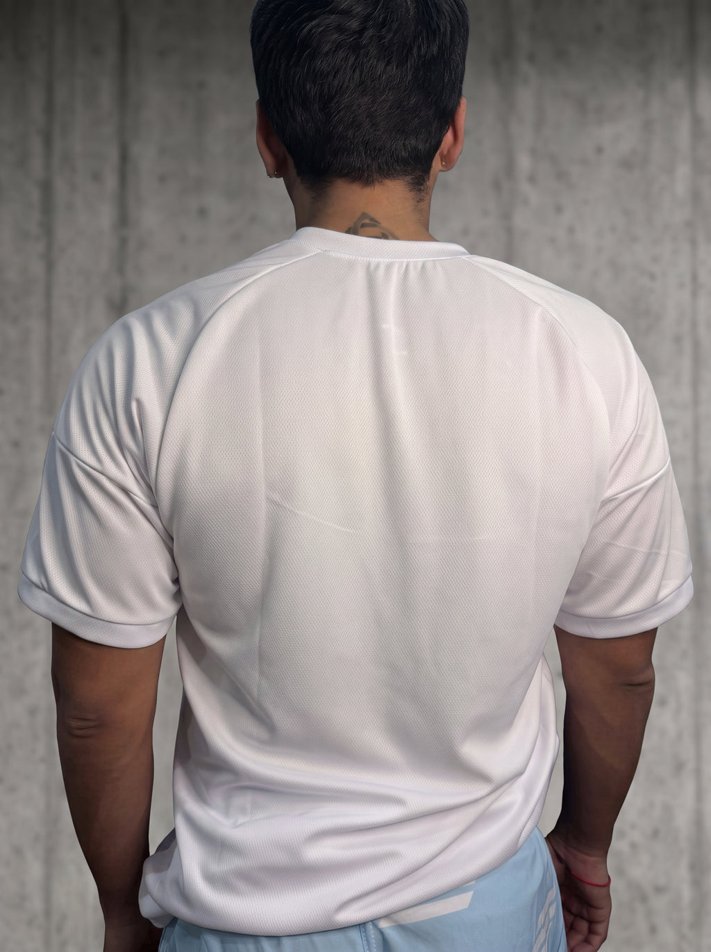 Camiseta Deportiva Blanca Hombre - Logo Camuflado