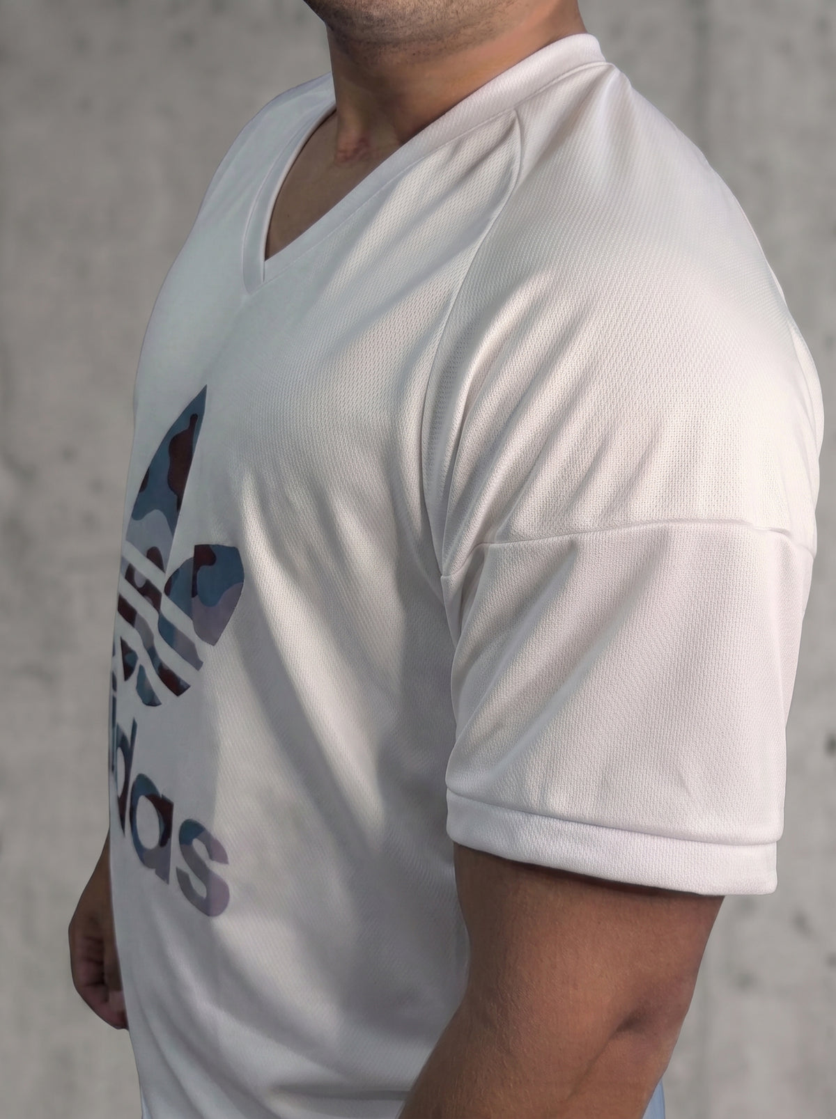 Camiseta Deportiva Blanca Hombre - Logo Camuflado