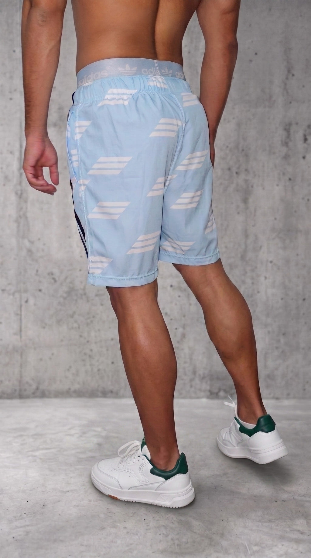 Pantaloneta Hombre Azul Celeste - Patrón Geométrico y Líneas Laterales