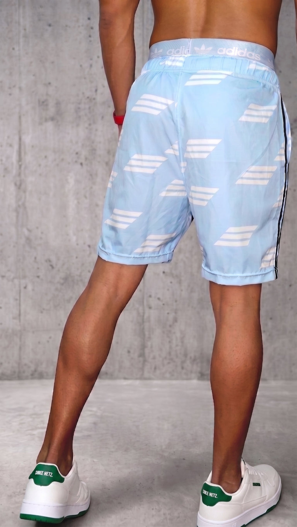 Pantaloneta Hombre Azul Celeste - Patrón Geométrico y Líneas Laterales