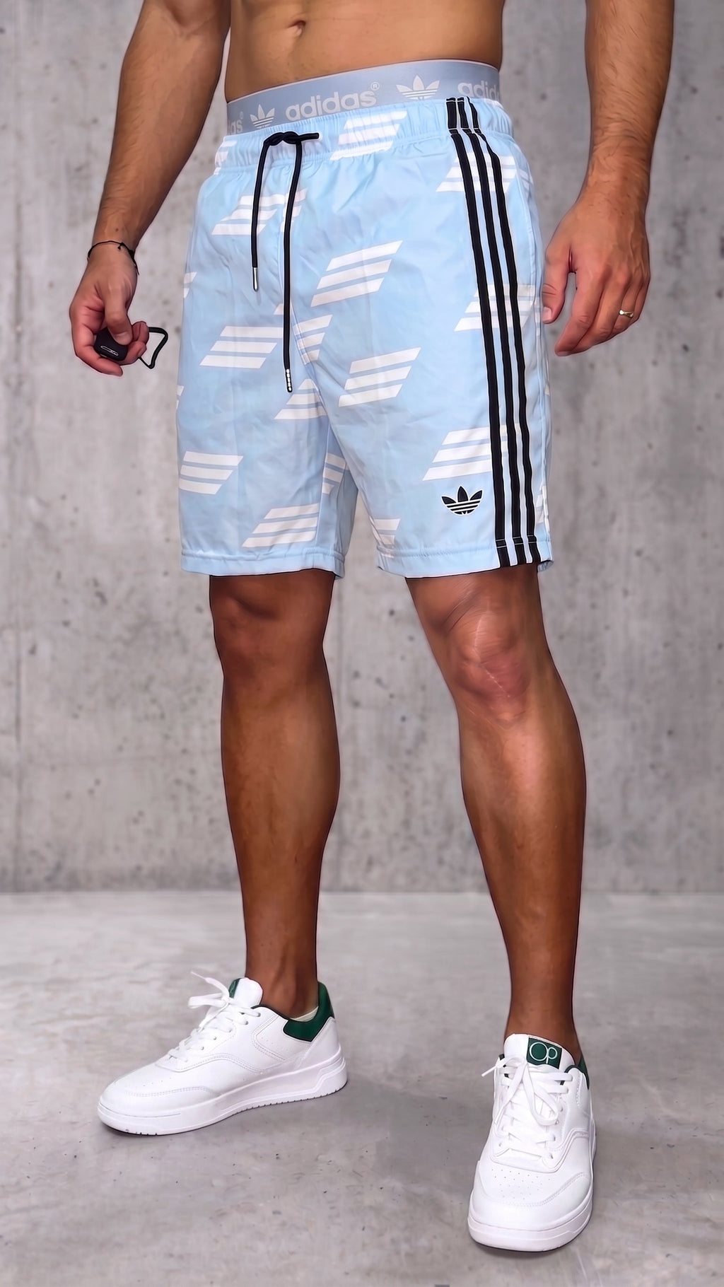 Pantaloneta Hombre Azul Celeste - Patrón Geométrico y Líneas Laterales