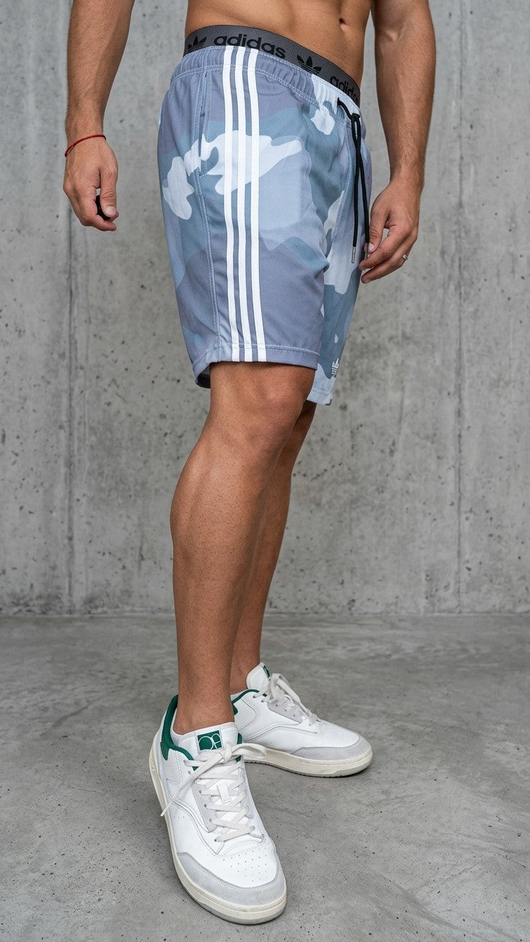 Pantaloneta casual camuflada para hombre con lineas negras laterales vista diagonal