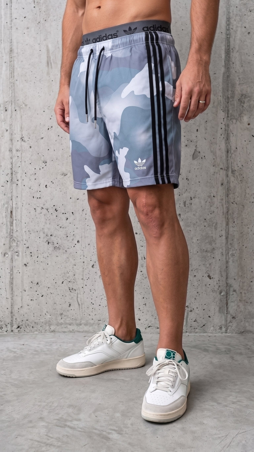 Bermuda estilo streetwear camuflada hombre con franjas blancas laterales vista diagonal