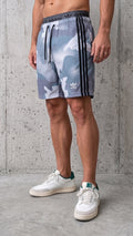Bermuda estilo streetwear camuflada hombre con franjas blancas laterales vista diagonal