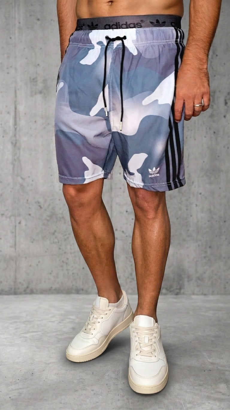 Pantaloneta deportiva camuflada para hombre en tonos azules vista frontal