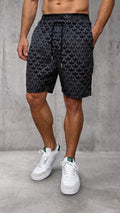 Pantaloneta hombre gris oscuro estampado urbano clásico vista frontal para outfit casual o gimnasio