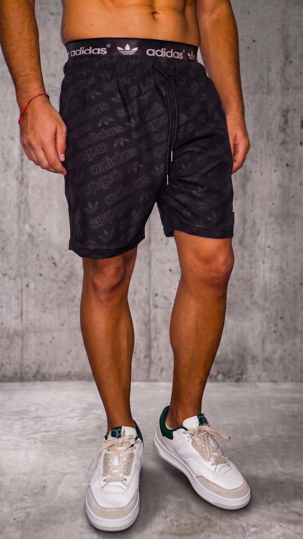 Bermuda estilo streetwear negra hombre con patron sutil vista diagonal