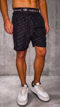 Bermuda estilo streetwear negra hombre con patron sutil vista diagonal