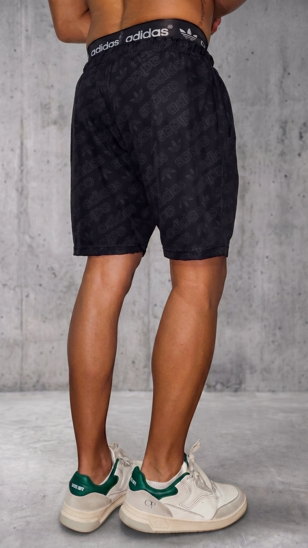 Pantaloneta casual negra hombre vista trasera con pretina elastica ancha