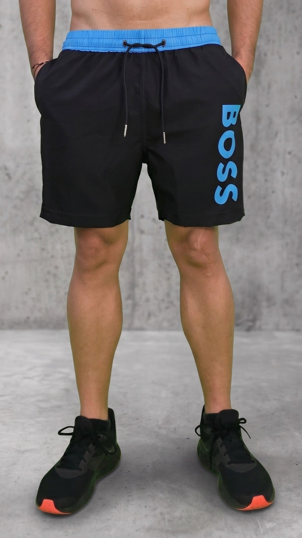 Pantaloneta hombre negra con pretina azul vista frontal para outfit casual o gimnasio
