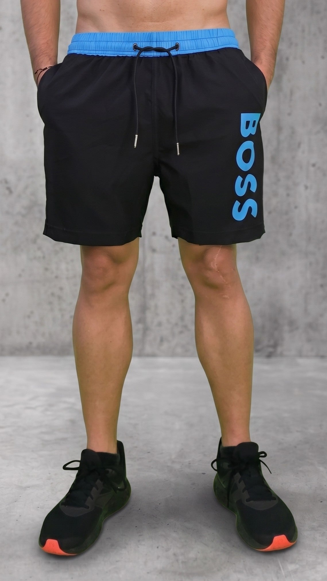 Pantaloneta hombre negra con pretina azul vista frontal para outfit casual o gimnasio
