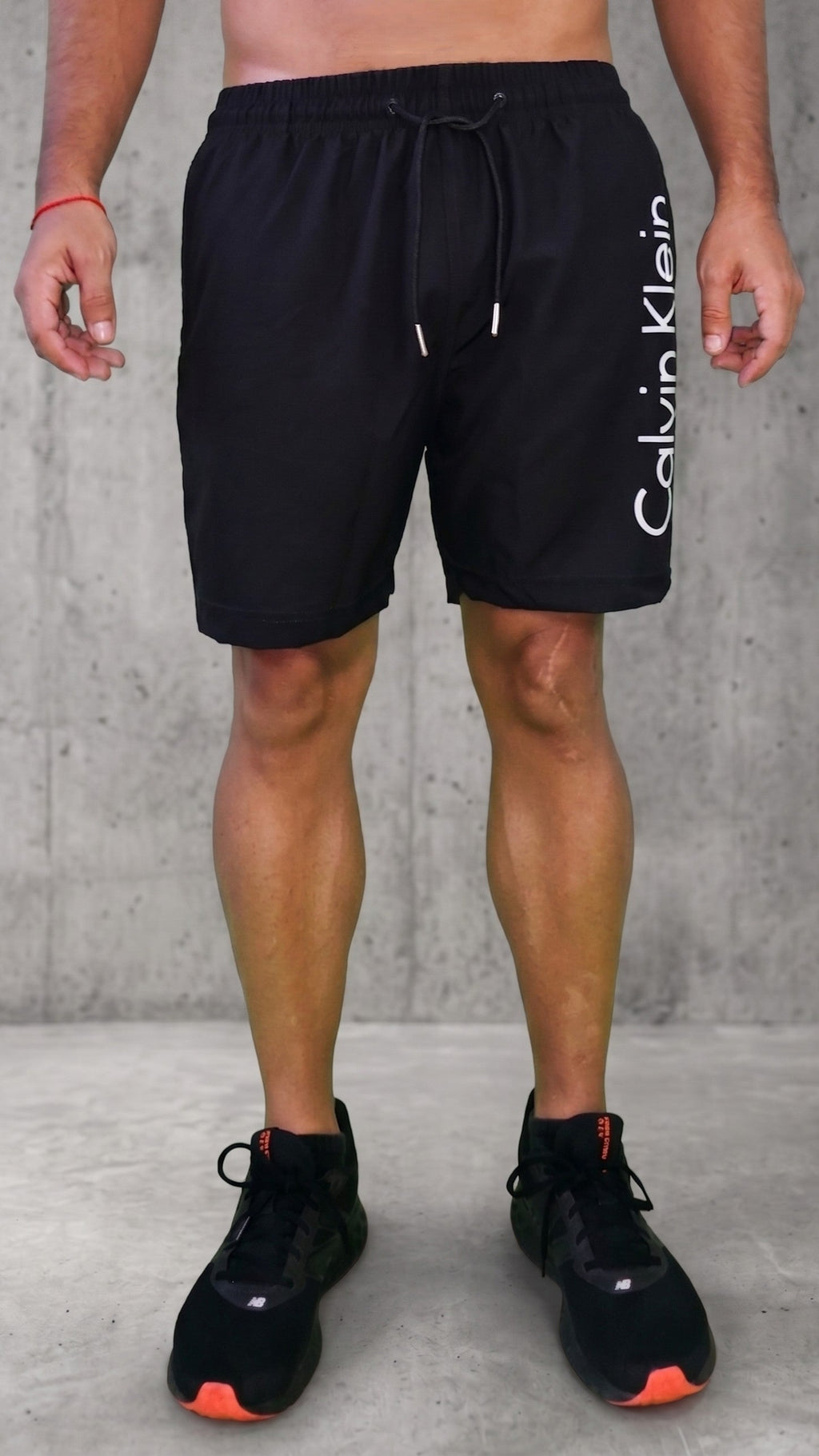 Pantaloneta negra minimalista para hombre vista frontal estilo casual