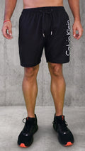 Pantaloneta negra minimalista para hombre vista frontal estilo casual