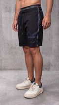 Pantaloneta urbana negra hombre con detalle grafico sutil y pretina gris vista diagonal
