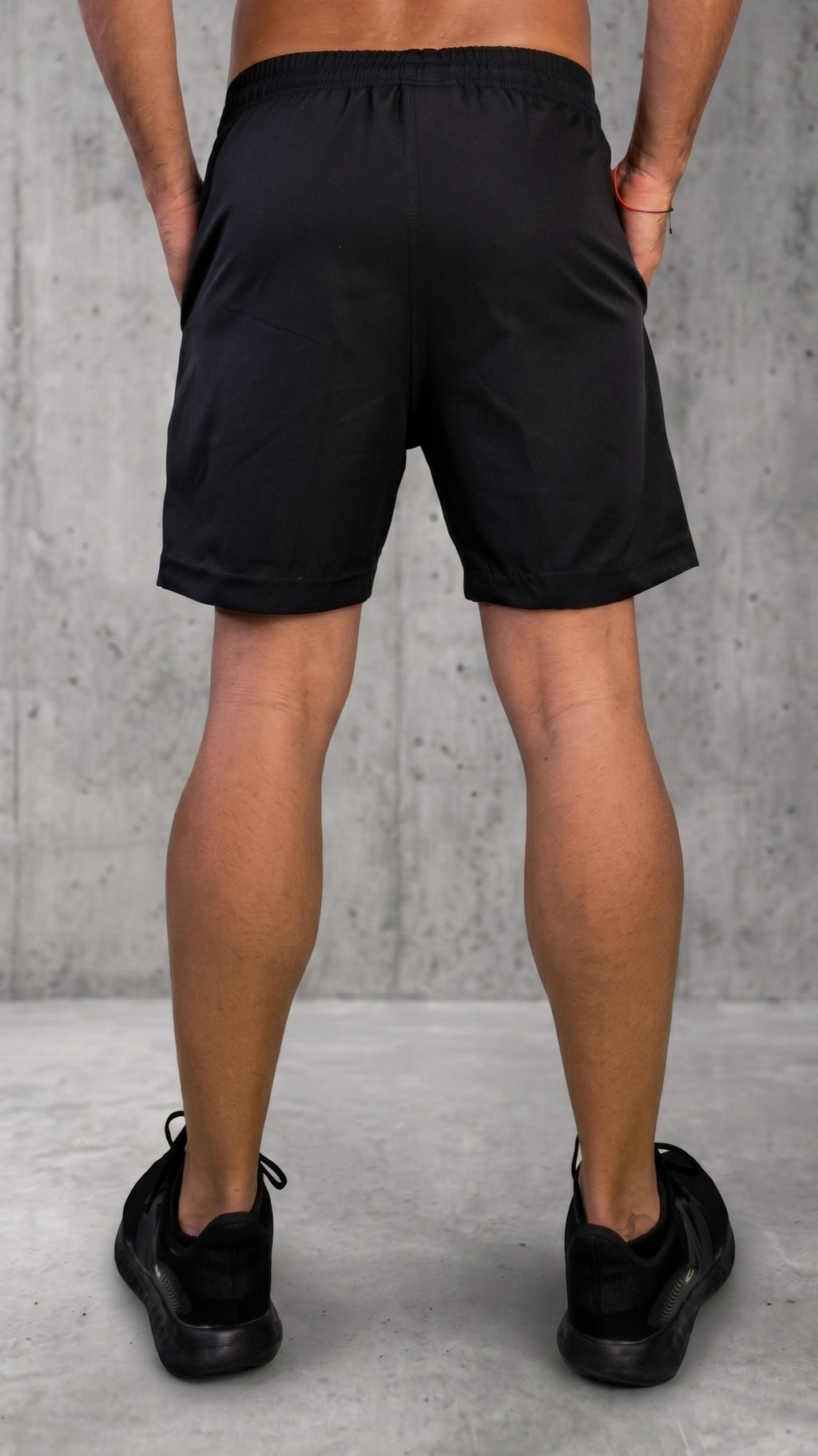 Pantaloneta deportiva negra para hombre vista trasera ajuste cómodo