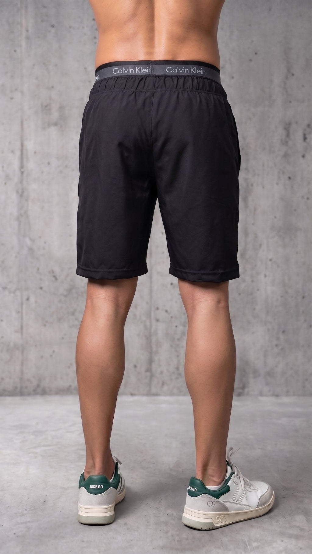 Pantaloneta casual negra para hombre vista trasera tela ligera