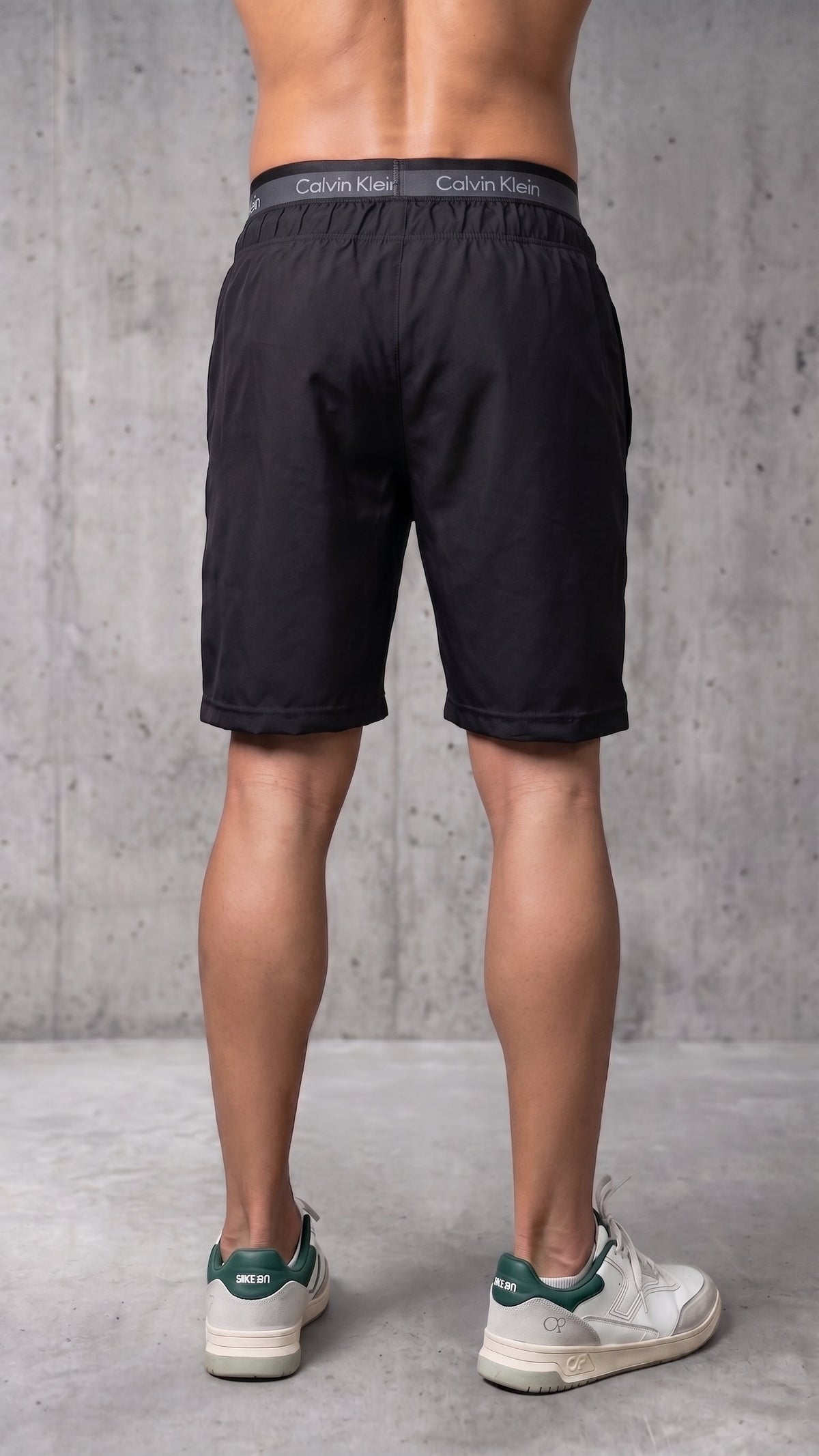 Pantaloneta casual negra para hombre vista trasera tela ligera