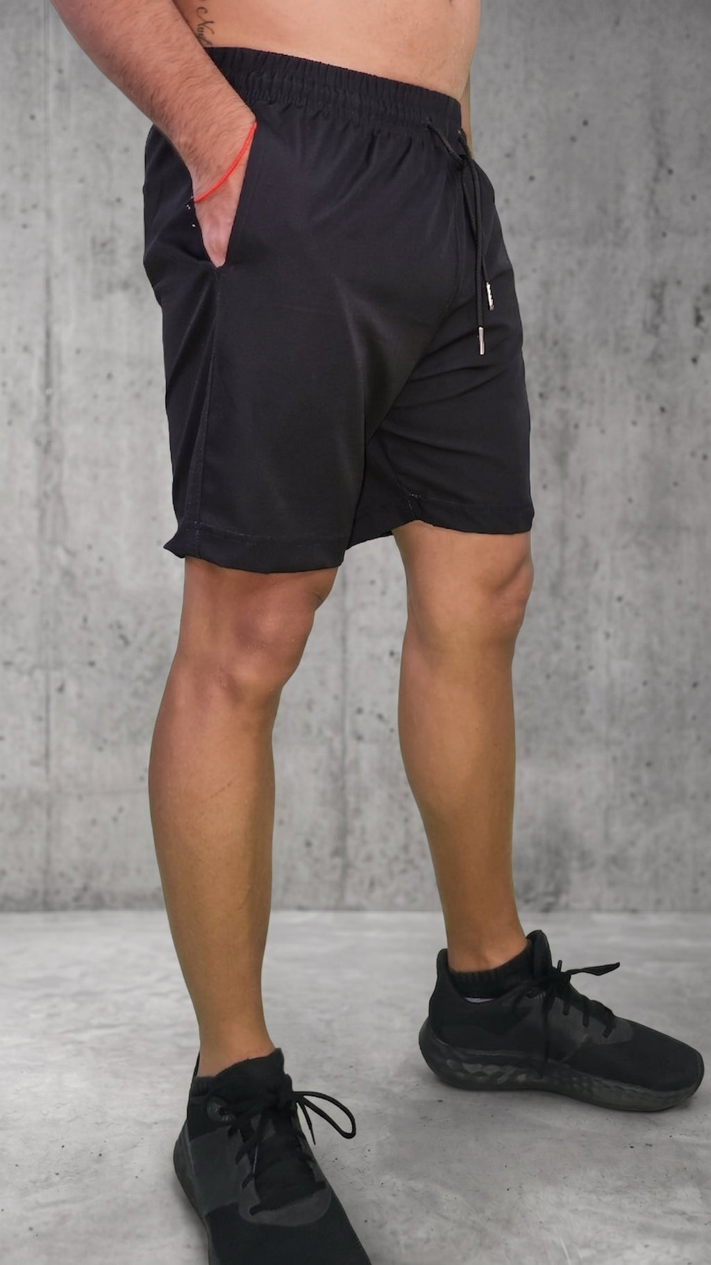 Pantaloneta casual negra para hombre vista de lado derecho diseño minimalista con bolsillos