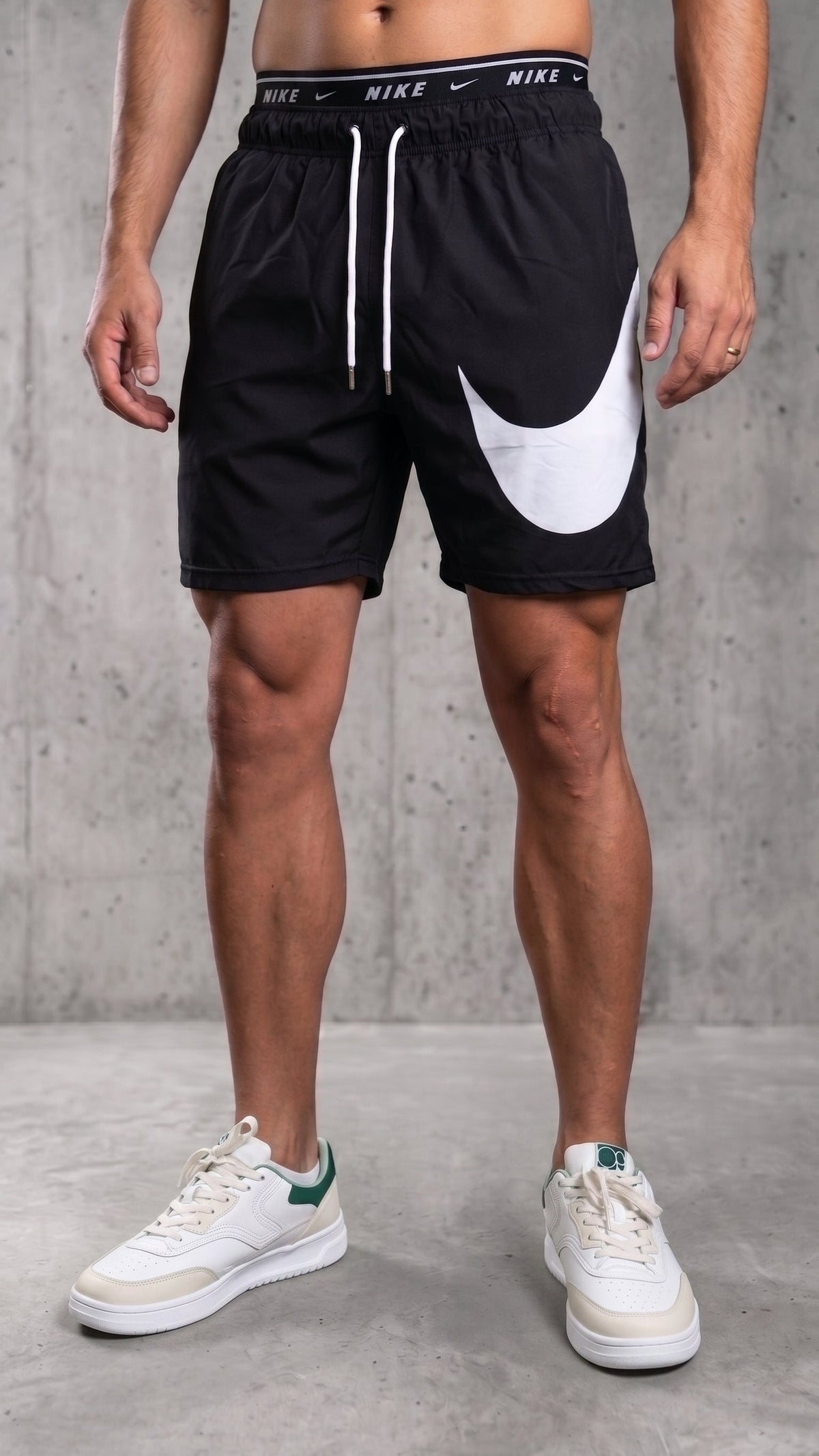 Pantaloneta deportiva negra para hombre con pretina expuesta y cordones blancos vista frontal