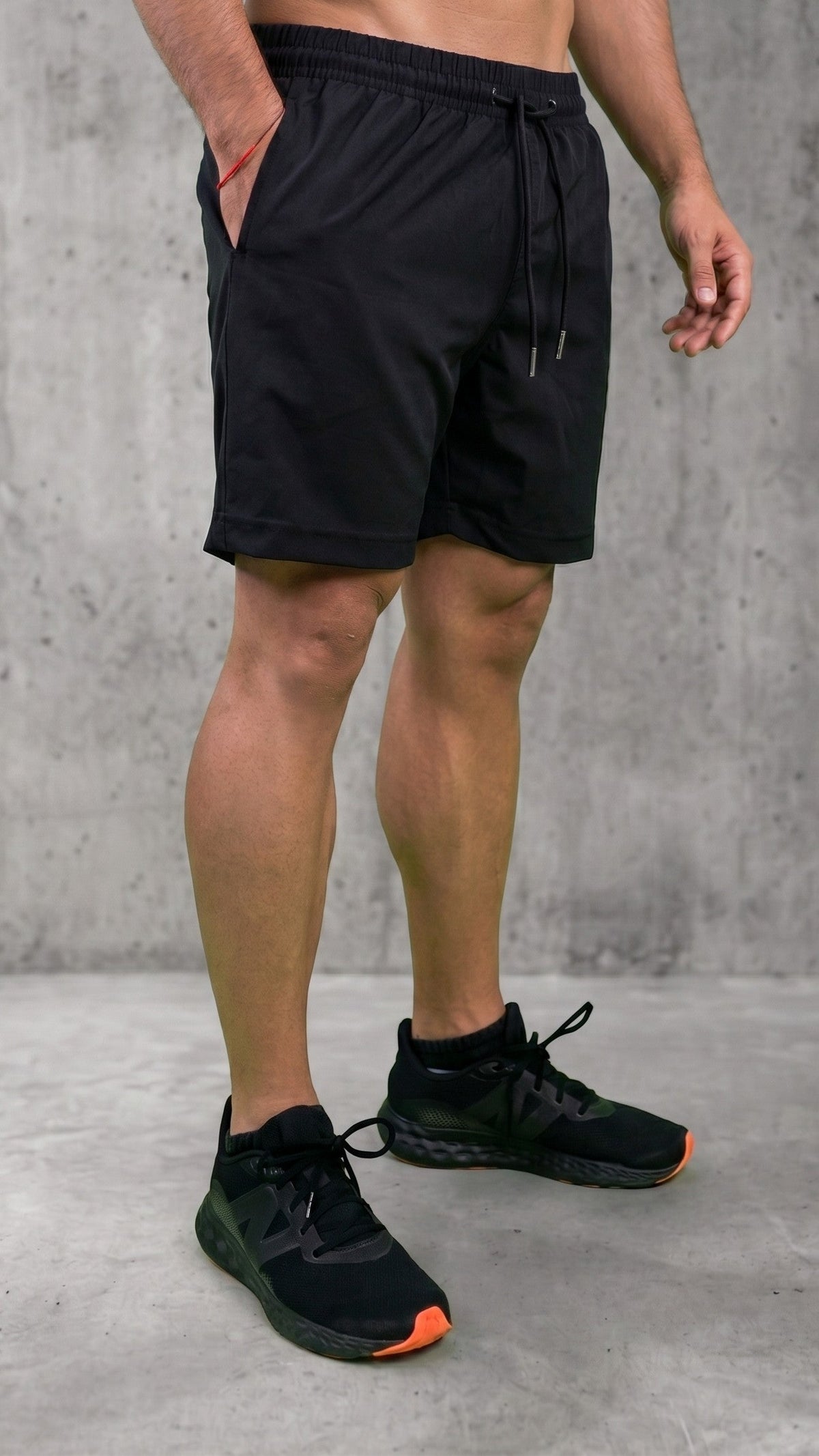 Pantaloneta estilo streetwear negra con detalles neón en la pierna izquierda