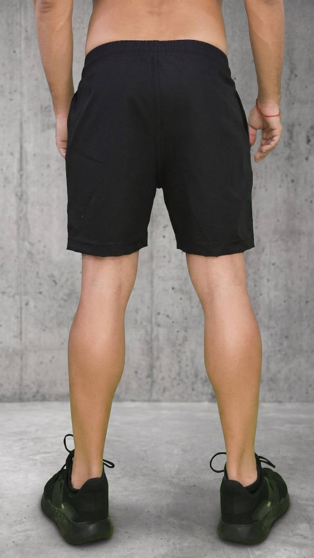 Pantaloneta deportiva negra hombre vista trasera ajuste cómodo