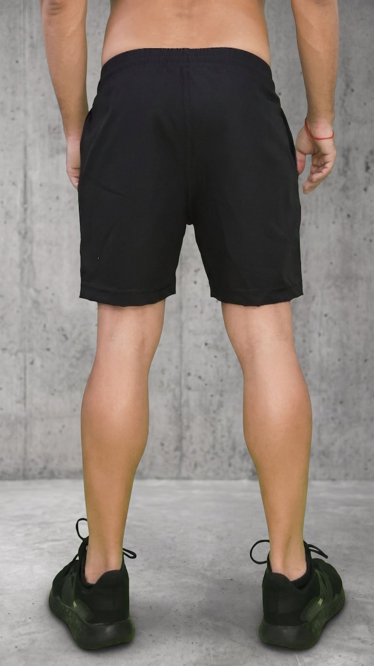 Pantaloneta deportiva negra hombre vista trasera ajuste cómodo