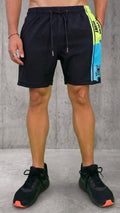 Pantaloneta negra para hombre con franja lateral verde neon y azul vista frontal