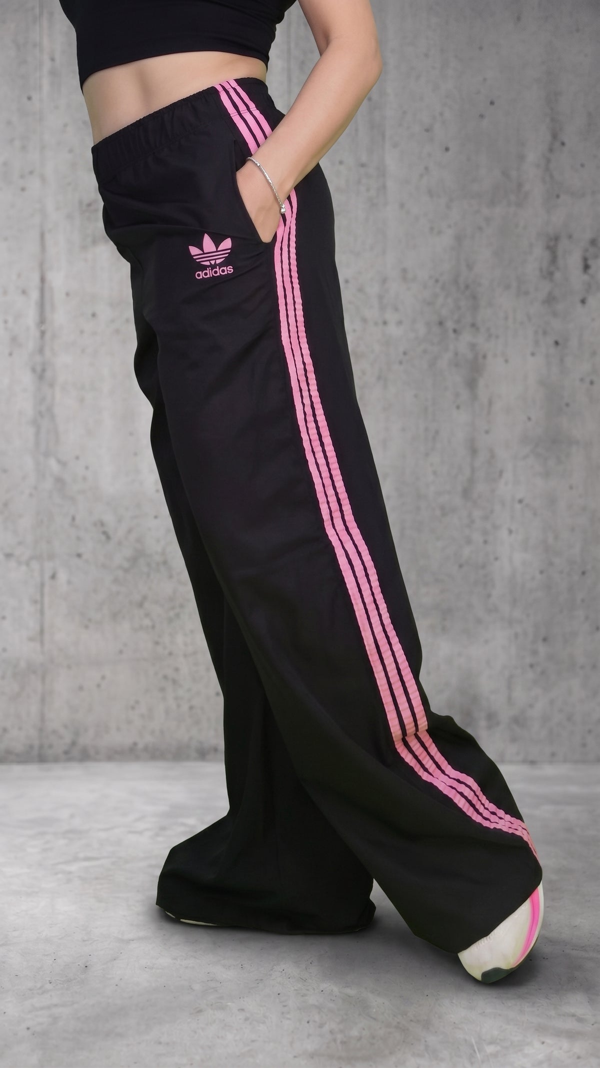 Sudadera Bota Ancha Mujer Negra - Franjas Rosadas
